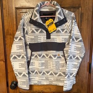 Carhartt Fleece Pullover: relaxed fit, has secure pockets, and a adjustable hem